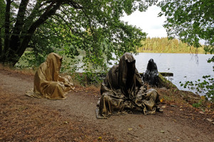art-lower-austria-lake-contemporary-art-fine-arts-modern-sculpture-urban-statue-faceless-ghost-in-a-coat-guardians-of-time-manfred-kili-kielnhofer-7002y
